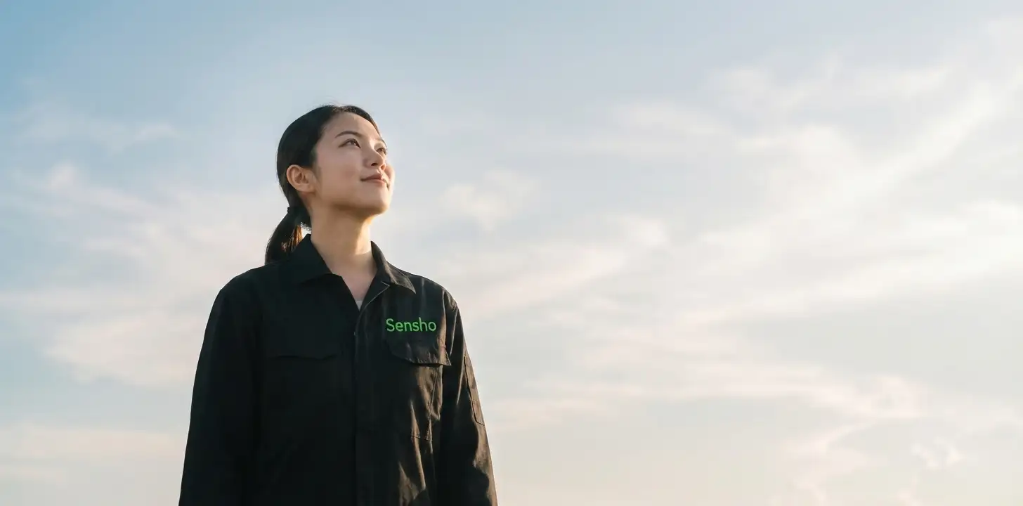 空を見上げるセンショウスタッフ